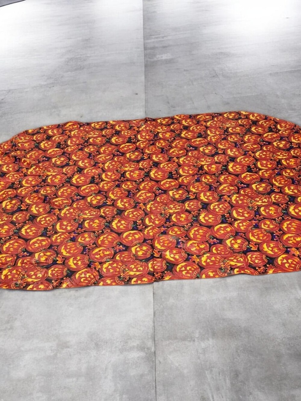 Vtg HALLOWEEN Vinyl Flannelback Tablecloth Jack-O- Lanterns Leaves Oval 60"×81"